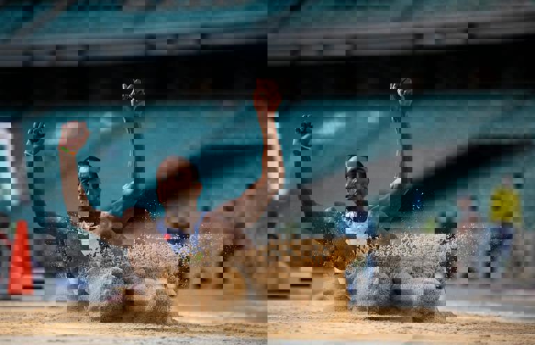 Récord nacional femenino en salto de longitud batido durante torneo juvenil en Madrid