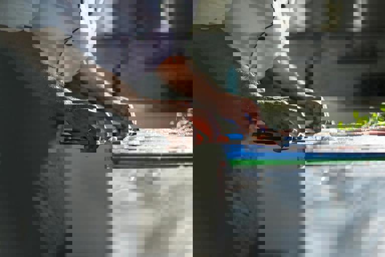 Restaurante local reinventa la paella fusionando ingredientes autóctonos con mariscos exóticos