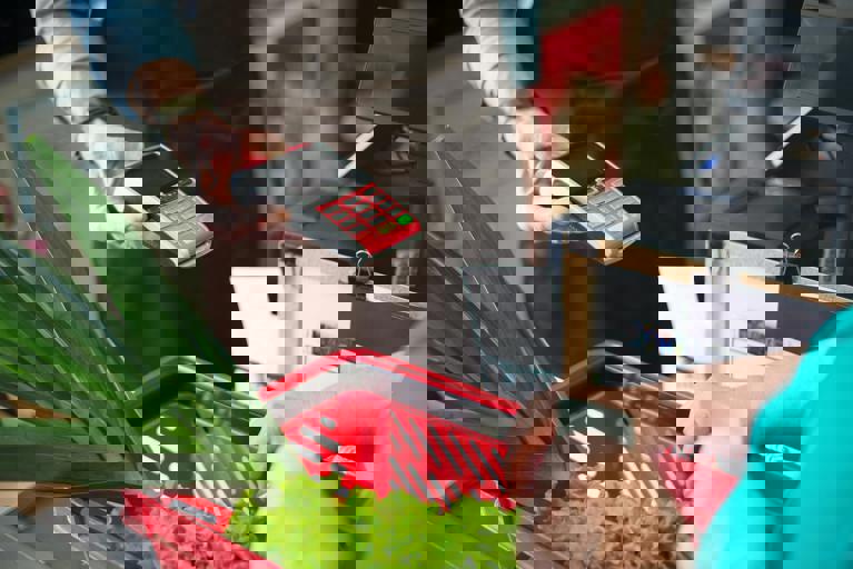 Familias enteras acampan frente a grandes almacenes en busca de ofertas tecnológicas